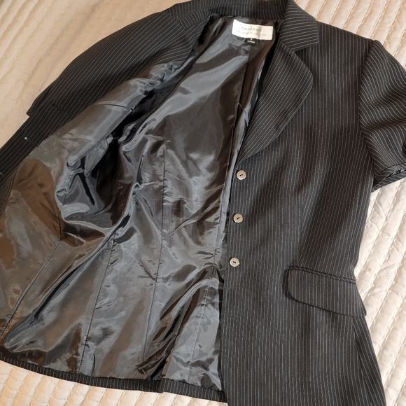 Short sleeved Pinstripe Blazer - Picture 2 of 3